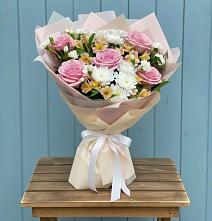 Букет цветов из:  Гвоздики, Орхидеи и Розы в Загорьевские дали