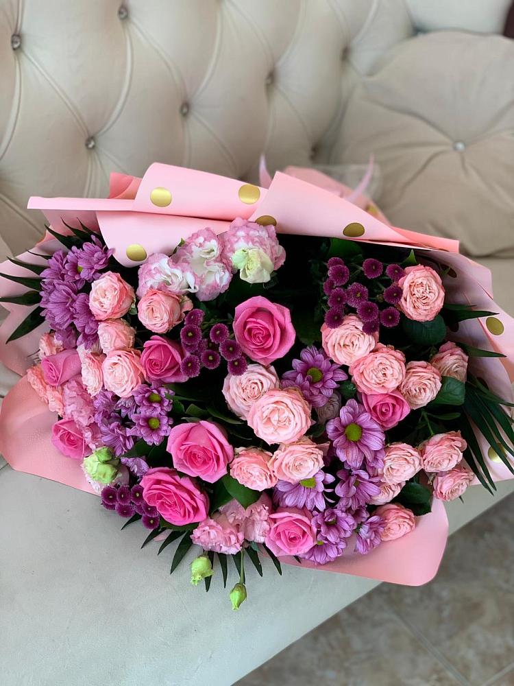 Букет цветов из: Хризантемы, Розы и Лизиантусы в Загорьевские дали