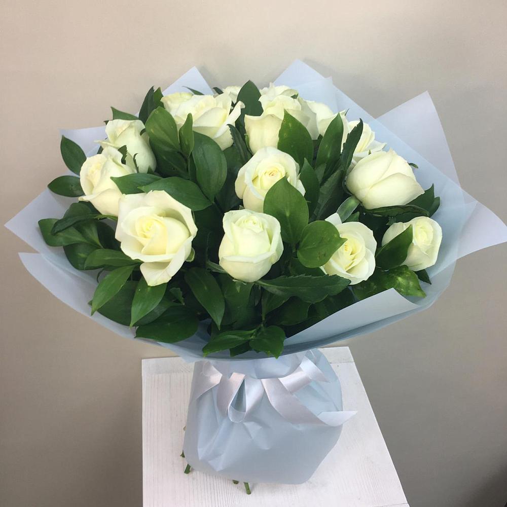 Букет 15 Белых роз Проуд в Загорьевские дали
