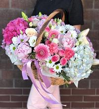 Цветочная композиция из Розы, Хризантемы, Пионы и Лизиантусы в корзине #REPLACE_PRED# Загорьевские дали