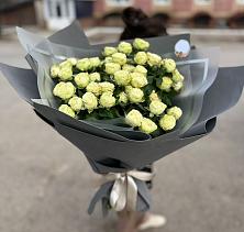 Букет Белые кустовые розы Солинеро в Загорьевские дали