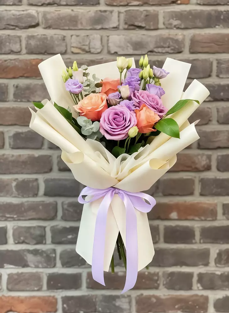Букет цветов из: Лизиантусы и Розы в Загорьевские дали