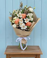 Букет цветов из:  Альстромерии, Лизиантусы, Розы и Хризантемы в Загорьевские дали