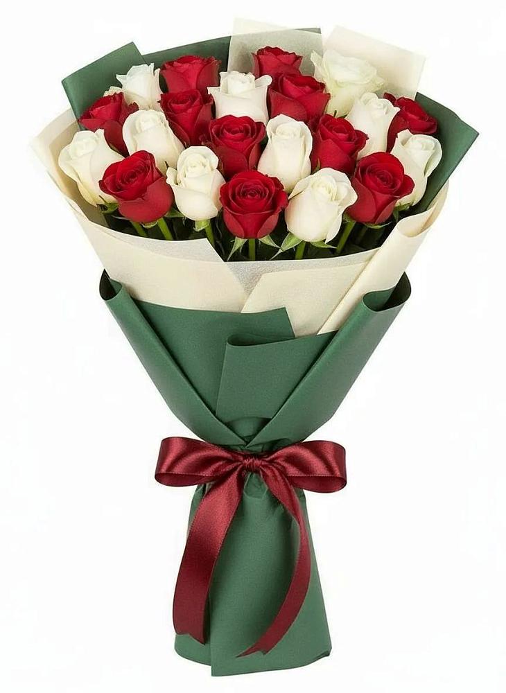 Букет Микс из красных и белых роз в Загорьевские дали