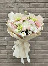 Букет цветов из:  Гвоздики, Розы, Лизиантусы и Хризантемы #REPLACE_PRED# Загорьевские дали
