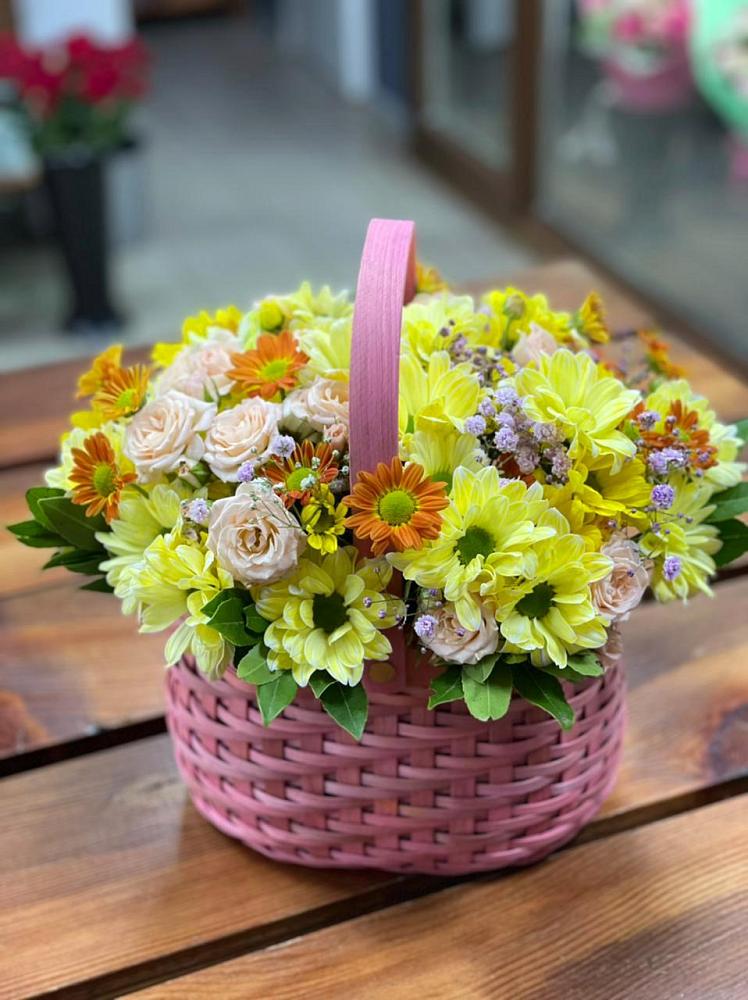 Цветочная композиция из Хризантемы и Розы в корзине в Загорьевские дали