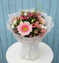 Букет цветов из:  Герберы, Альстромерии и Лизиантусы #REPLACE_PRED# Загорьевские дали