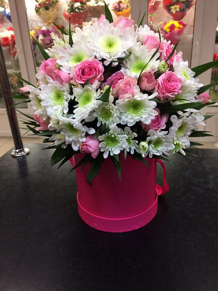 Цветочная композиция из Розы и Хризантемы в шляпной коробке в Загорьевские дали