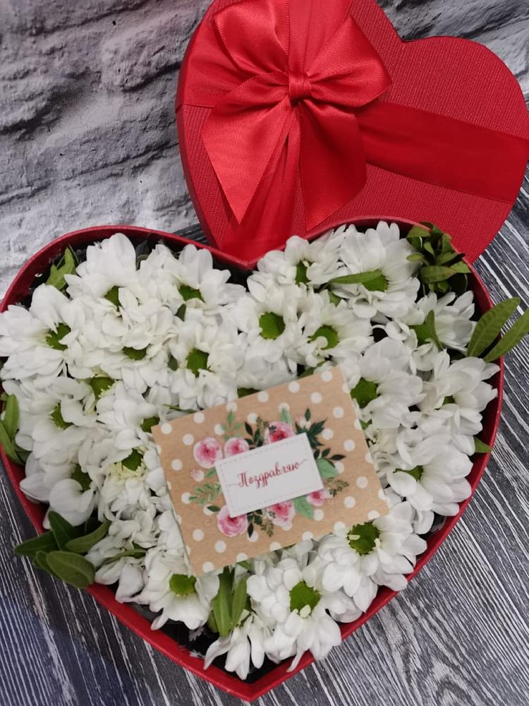 Цветочная композиция из Хризантемы в виде сердца в Загорьевские дали