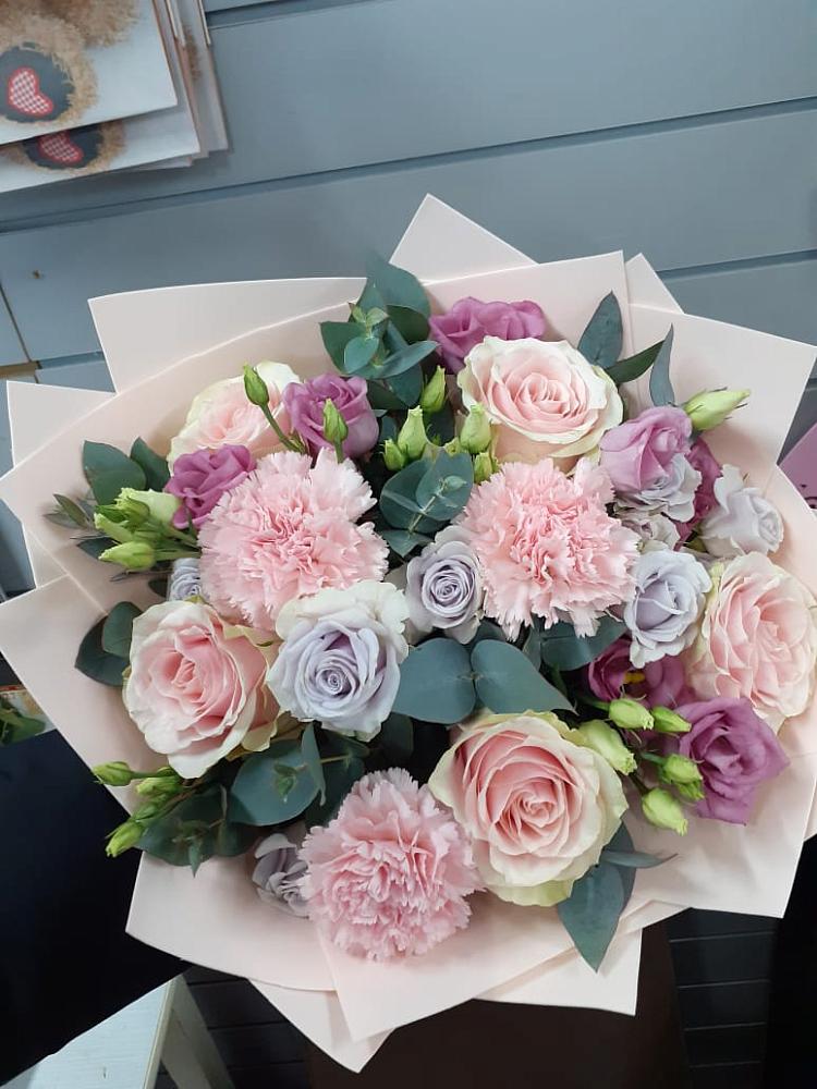 Букет цветов из: Розы, Гвоздики и Лизиантусы в Загорьевские дали