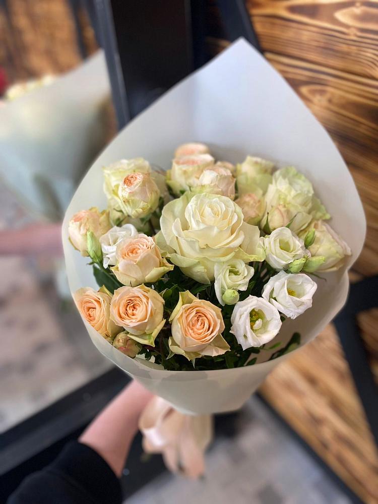 Букет цветов из: Розы и Лизиантусы в Загорьевские дали